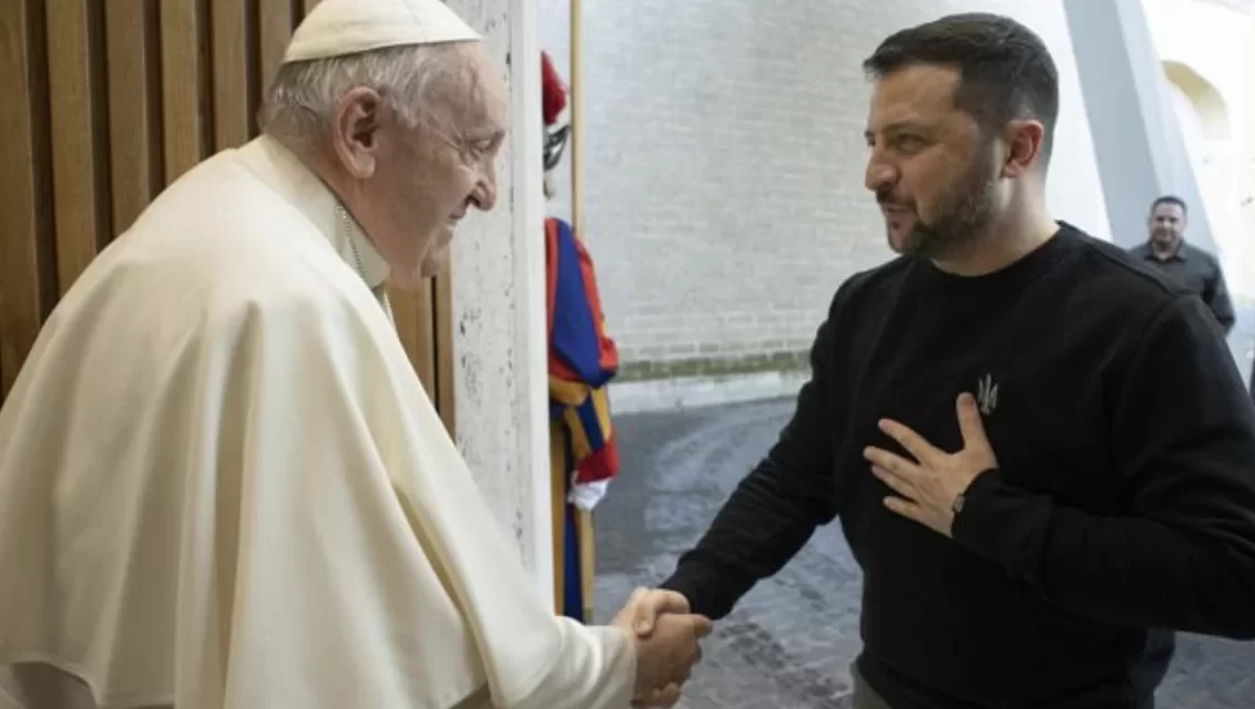 Papa Francesco a Zelensky: «Desidero per l’Ucraina pace»