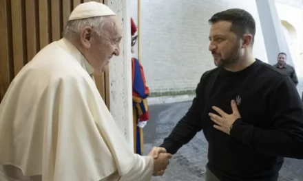 Papa Francesco a Zelensky: «Desidero per l’Ucraina pace»