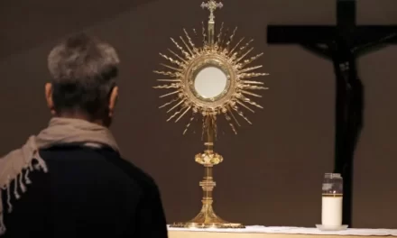 Perché pregare davanti al Santissimo Sacramento?