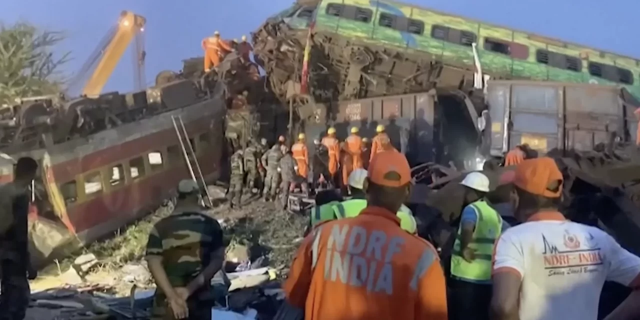 Incidente ferroviario in India uccide quasi trecento passeggeri