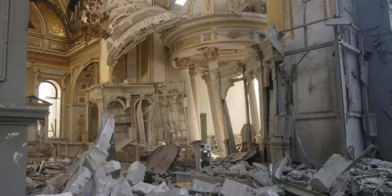 I russi bombardano la cattedrale di Odessa patrimonio dell’UNESCO