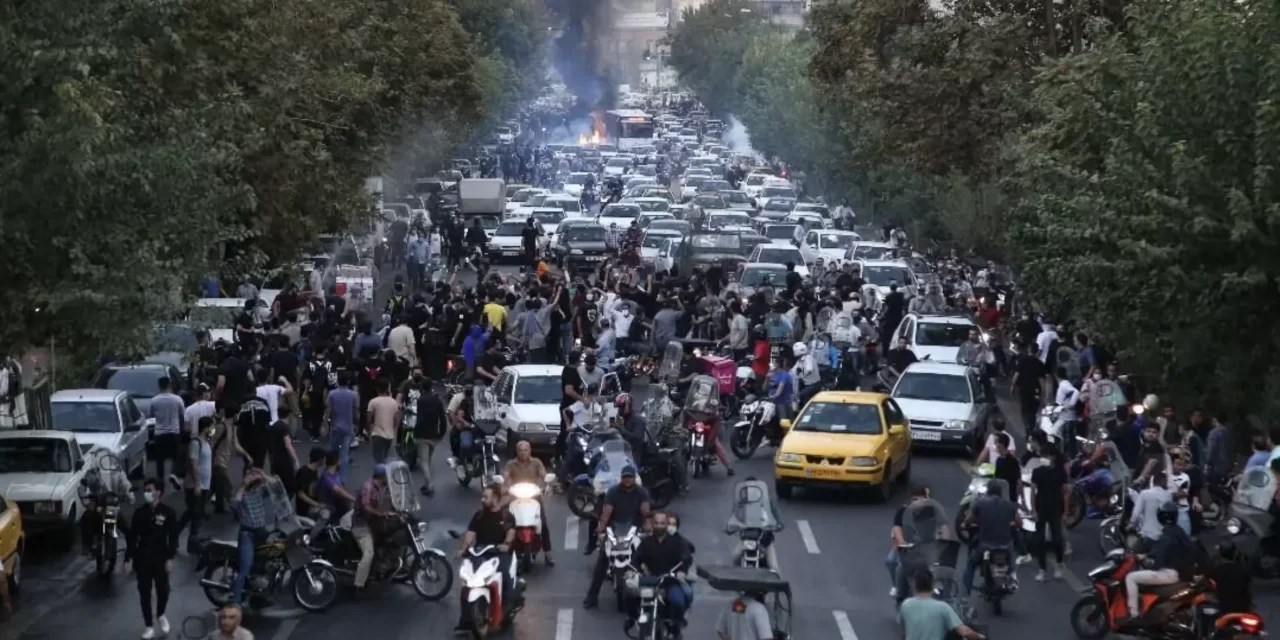 Masha Amini diventa simbolo di condanna della repressione in Iran