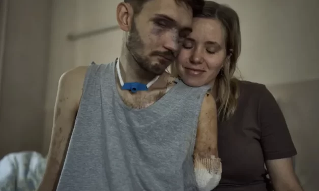 Una giovane coppia testimonia gli orrori della guerra in Ucraina 
