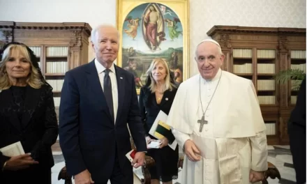 Papa Francesco e Joe Biden discutono a telefono per la pace a Gaza