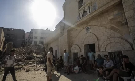 Israele bombarda la chiesa cristiano-ortodossa nella Striscia di Gaza