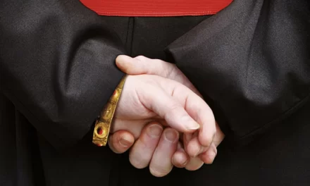 L’abuso materiale e l’elitismo ecclesiastico