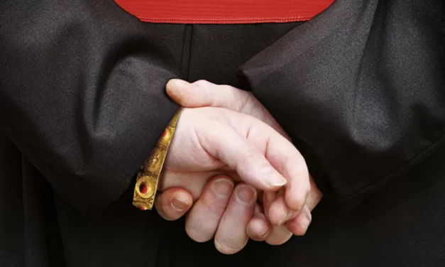 L’abuso materiale e l’elitismo ecclesiastico