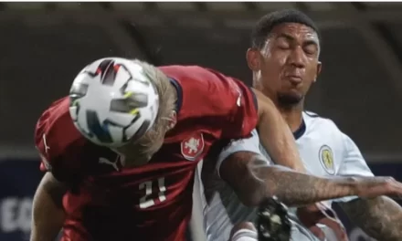 Il colpo di testa al pallone potrebbe danneggiare il cervello