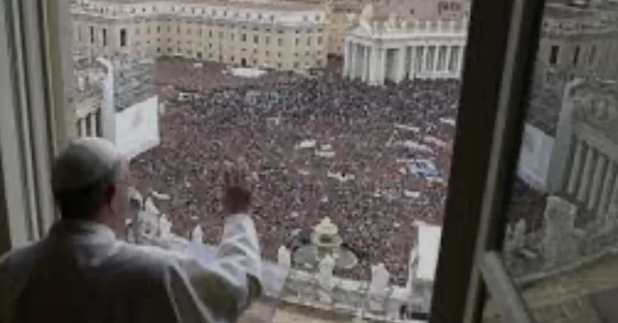Il Papa torna a pregare l’angelus a San Pietro con sorpresa: crea la Giornata Mondiale dei Bambini