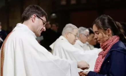 Le ragazze madri possono fare la comunione, ricorda la Chiesa