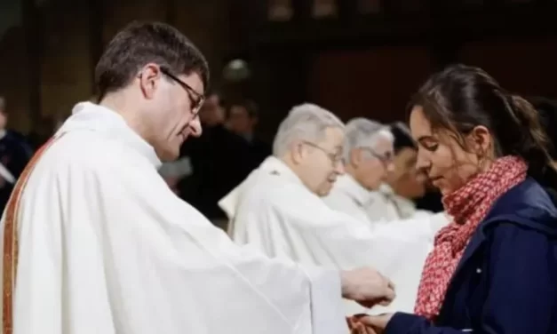 Le ragazze madri possono fare la comunione, ricorda la Chiesa