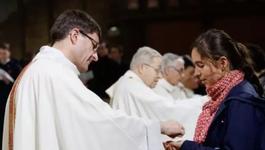 Le ragazze madri possono fare la comunione, ricorda la Chiesa