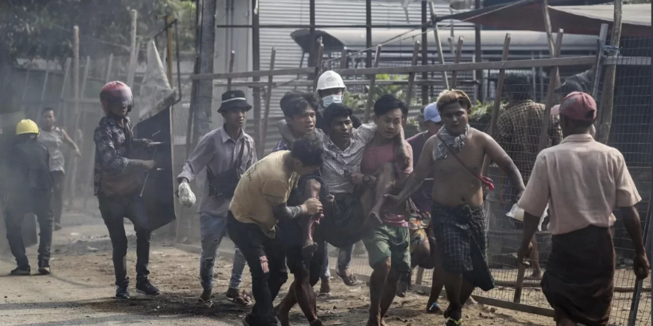Atrocità in Myanmar nel confronto tra la giunta militare e le milizie etniche