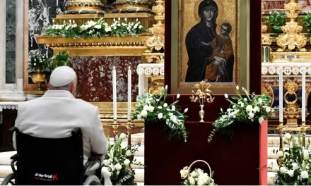 Papa Francesco prega l’Immacolata per il popolo ucraino, palestinese e israeliano
