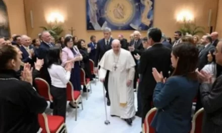 Papa Francesco: “Come vedete, sono ancora vivo”