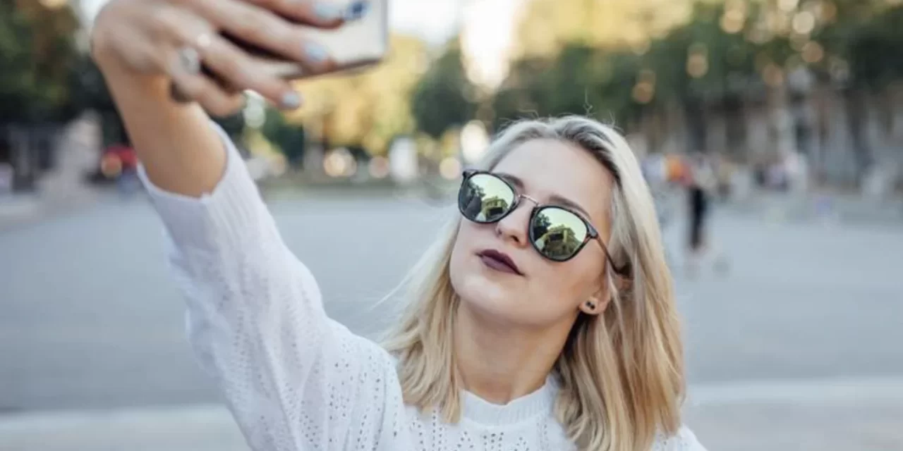 I selfie compulsivi rivelano mancanza di autostima