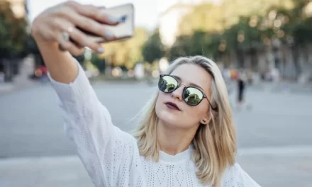 I selfie compulsivi rivelano mancanza di autostima
