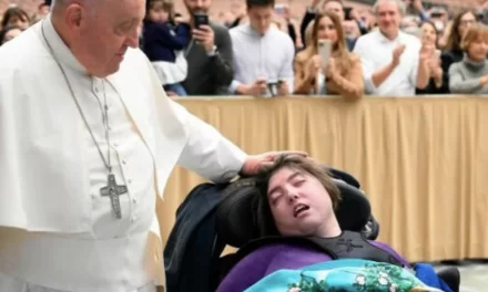 Il Papa invita a prendersi cura di tutte le relazioni dei malati