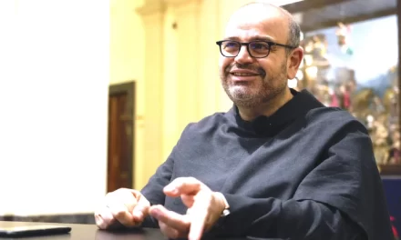 Un francescano consiglia il Papa e il Governo sull’IA