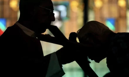 La Santa Sede ribadisce il senso e la modalità delle benedizioni a coppie cosiddette irregolari o omosessuali.