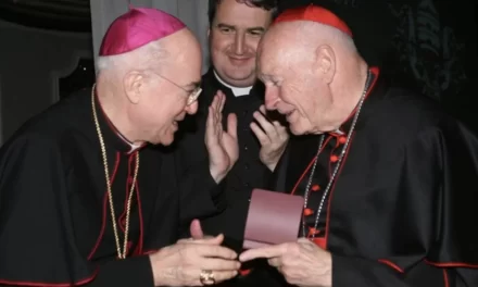 Mons. Carlo Maria Viganò è ormai fuori dalla Chiesa cattolica