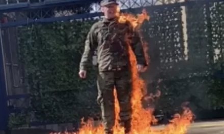 UN MILITARE SI È DATO FUOCO DAVANTI ALL’AMBASCIATA DI ISRAELE A WASHINGTON
