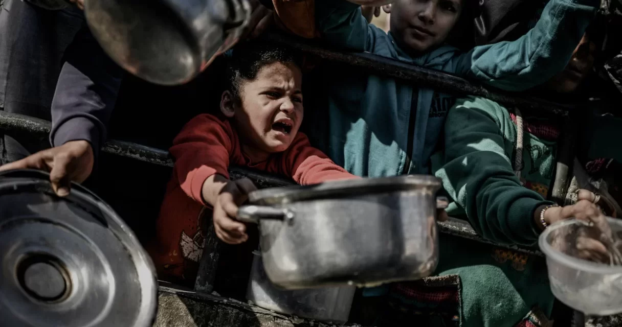 Massacro a Gaza: Soldati israeliani sparano su civili disperati