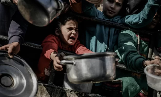 Massacro a Gaza: Soldati israeliani sparano su civili disperati