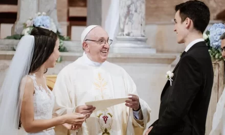 Papa Francesco ripete: il piacere sessuale è un dono divino  