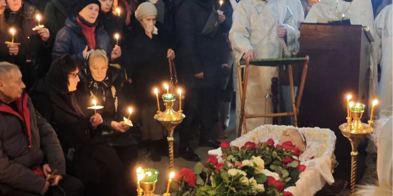 Un Addio Commosso per Navalny: Migliaia di Russi Riuniti per il Suo Funerale