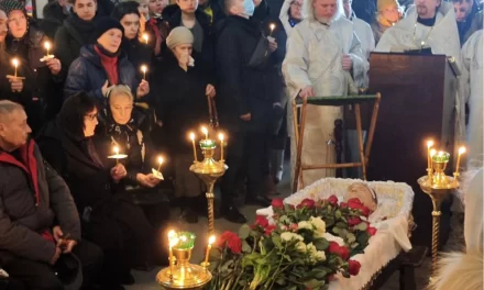 Un Addio Commosso per Navalny: Migliaia di Russi Riuniti per il Suo Funerale