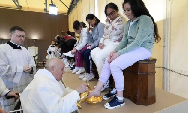 Un gesto di umanità oltre le barriere: il Papa lava i piedi a detenute di diverse religioni e nazionalità