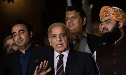 Shehbaz Sharif rieletto primo ministro del Pakistan dopo una votazione controversa