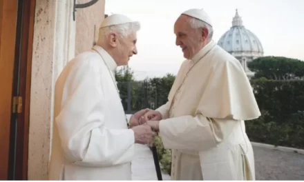 Papa Francesco svela retroscena del suo pontificato nel nuovo libro-intervista