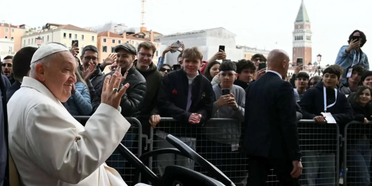 Papa Francesco alla Biennale di Venezia per promuovere un’arte al servizio dei più poveri.