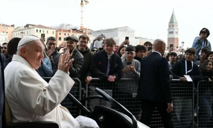 Papa Francesco alla Biennale di Venezia per promuovere un’arte al servizio dei più poveri.