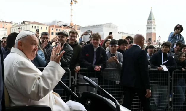 Papa Francesco alla Biennale di Venezia per promuovere un’arte al servizio dei più poveri.