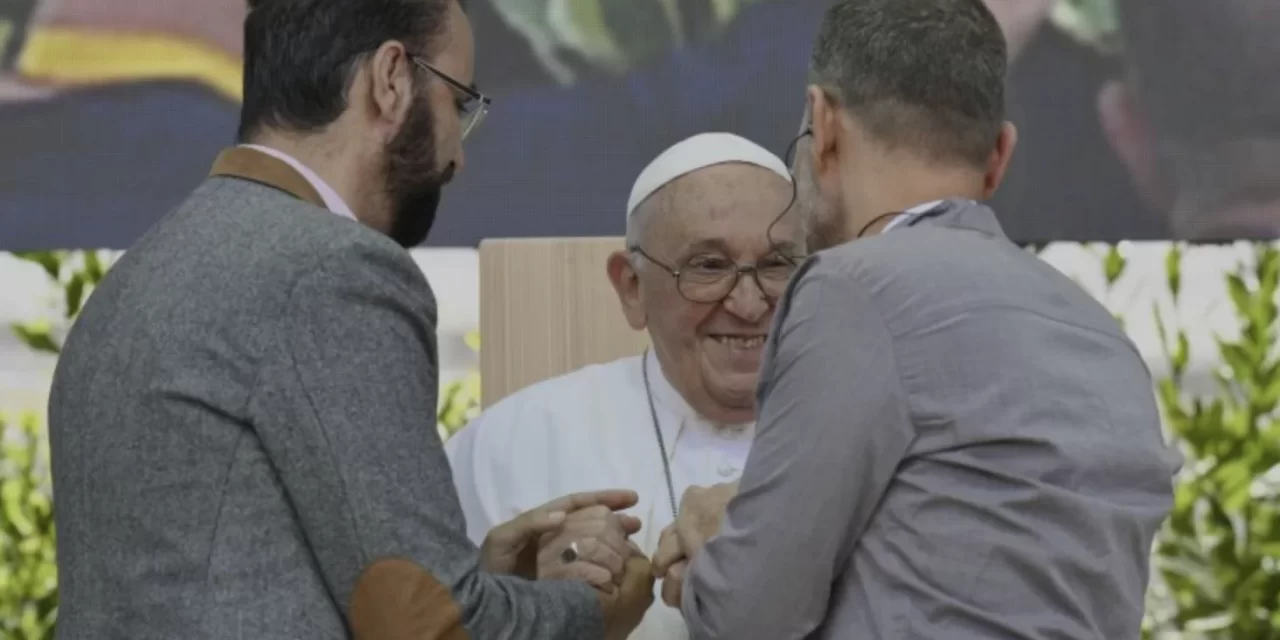 Abbracci di Pace tra il Papa, un israeliano e un palestinese a Verona