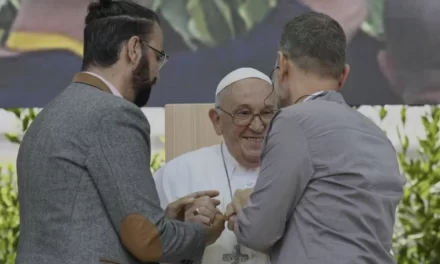 Abbracci di Pace tra il Papa, un israeliano e un palestinese a Verona