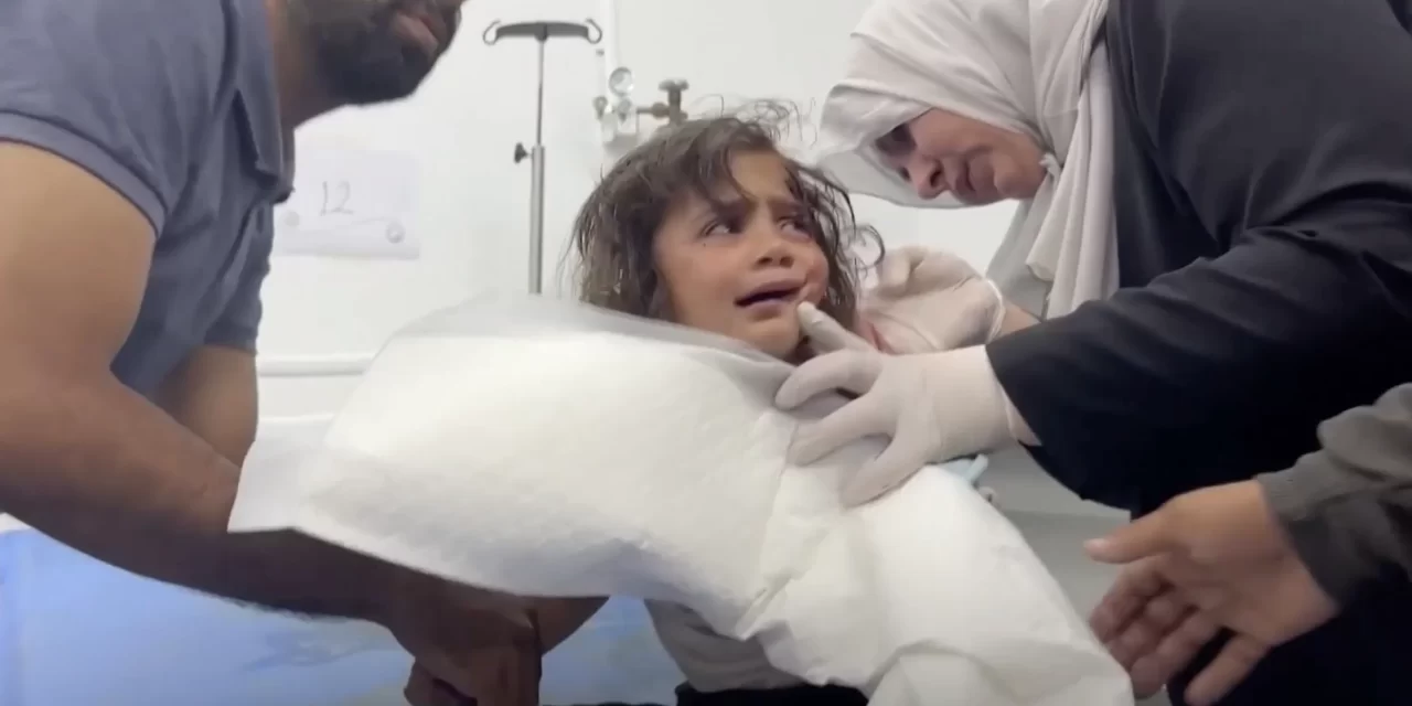 Missili israeliani in un campo profughi a Rafah. Indignazione globale per la carneficina di innocenti