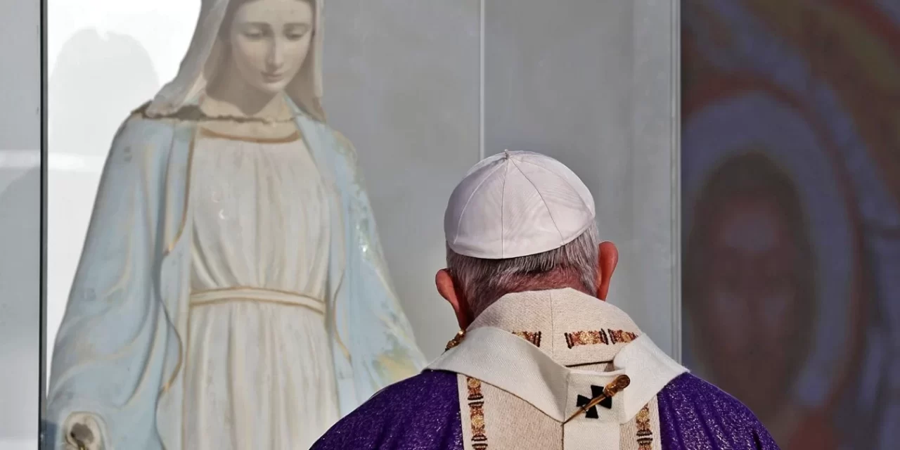 Papa Francesco consegna la bolla d’indizione del Giubileo 2025 sul tema della speranza che non delude