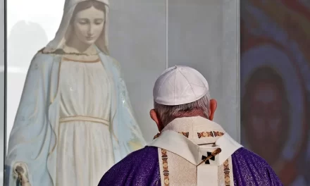 Papa Francesco consegna la bolla d’indizione del Giubileo 2025 sul tema della speranza che non delude