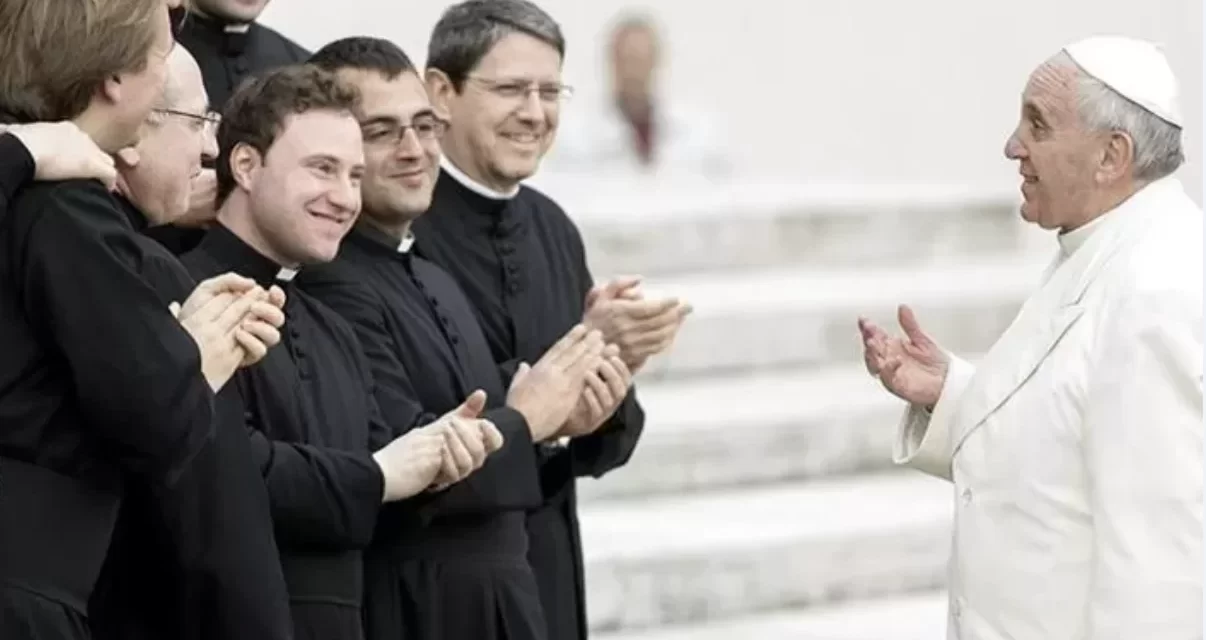 Costruire una Chiesa Sinodale: L’appello del Papa Francesco ai Parroci