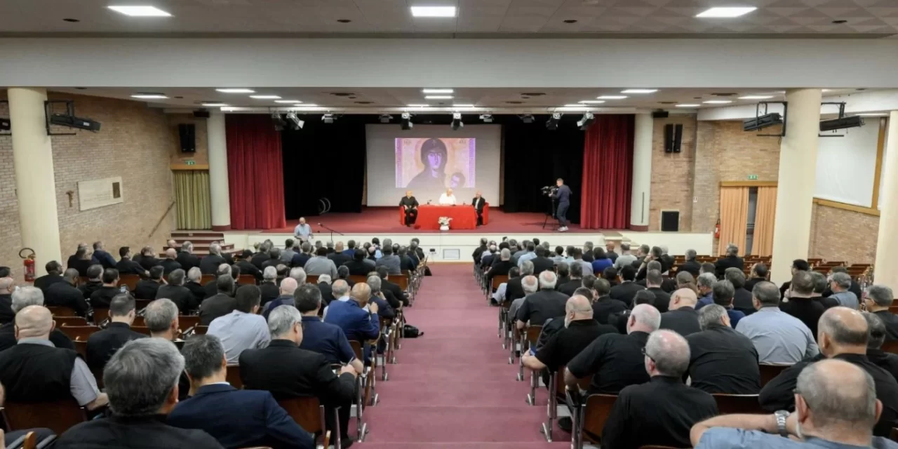 Un Canto alla Chitarra Dedica a Don Bosco: Il Papa Accolto alla Pontificia Università Salesiana