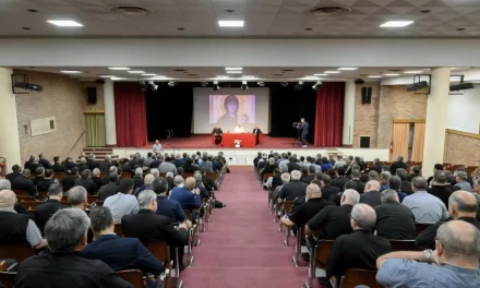 Un Canto alla Chitarra Dedica a Don Bosco: Il Papa Accolto alla Pontificia Università Salesiana