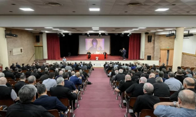 Un Canto alla Chitarra Dedica a Don Bosco: Il Papa Accolto alla Pontificia Università Salesiana