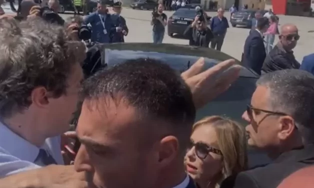 “Sì, poveri cristi…”: L’Infausta Gaffe di Giorgia Meloni durante la Visita in Albania