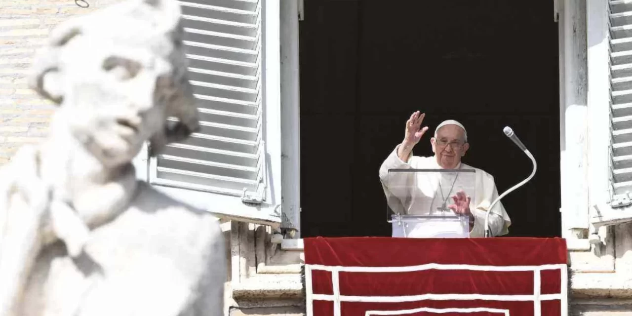 Papa Francesco invita i fedeli al riposo e alla compassione