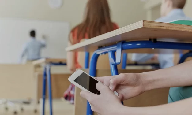 Scuola: Stop ai cellulari e bocciatura per cattiva condotta