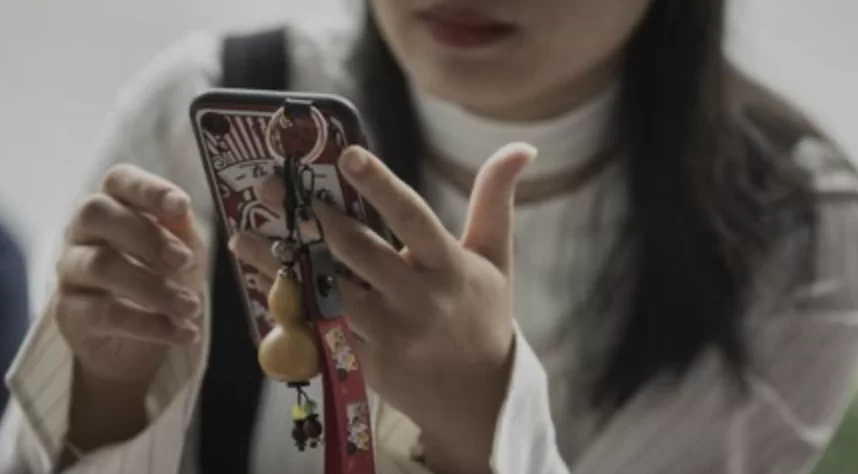 La Cina spia i telefonini sulla base di una nuova legge